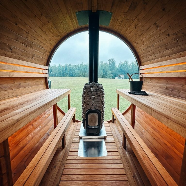 Man met gehoorbescherming werkt aan een houten plank in een werkplaats.